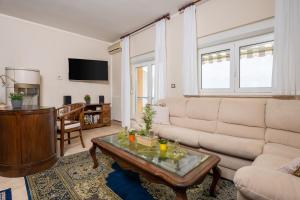 Μια τηλεόραση ή/και κέντρο ψυχαγωγίας στο Sara +5 φωτογραφίες