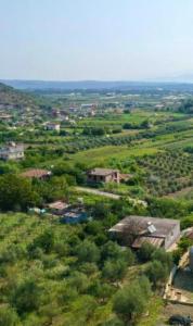 Una vista aérea de un pueblo con casas y árboles. en Syzes, en Polisi i Vogël