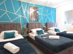 En eller flere senge i et værelse på Tudors eSuites - Central 4 bedroom house #14NS