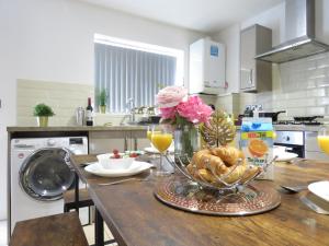 Køkken eller tekøkken på Tudors eSuites - Central 4 bedroom house #14NS