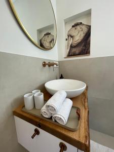 ein Badezimmer mit Waschbecken und Spiegel in der Unterkunft Deichkoje12 Deck 1 EG direkt am Eiderdeich nur 7 km bis zur Nordsee und 20 Min bis Sankt Peter Ording in Tönning + 19 Fotos