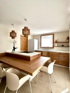 Η κουζίνα ή μικρή κουζίνα στο Appartement La Vieille Maison Le joyau rénové