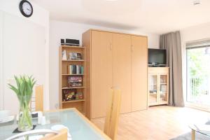 ein Wohnzimmer mit einem Tisch und einem Schrank in der Unterkunft Sophias Ferienwohnung Brilon in Brilon