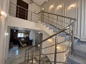 eine Wendeltreppe in einem Gebäude mit einem Schreibtisch in der Unterkunft 7 BR Smart House with Heated Pool, Waterfall, Garden in Kairo