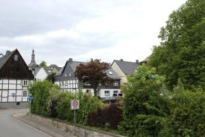 Eine Straße in einer Stadt mit Häusern und einem Parkverbotsschild in der Unterkunft Sophias Ferienwohnung Brilon in Brilon