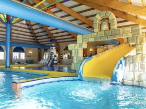 a water slide in a indoor swimming pool at Design Idyll am Wasser in Breskens Haus mit Steg, Lounge, E Ladestation inklusive, 3 Schlafzimmer und 2 WCs in Breskens