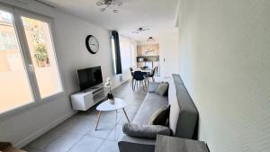 TV a/nebo společenská místnost v ubytování Appartement Duplex Cosy avec place de parking privée