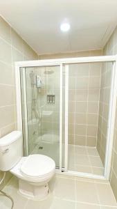 ein Badezimmer mit Toilette und Glasdusche in der Unterkunft Wasana Village Phutoei in Ban Phu Toei