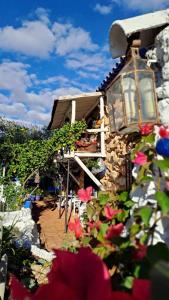 ein Haus mit einem Blumenstrauß davor in der Unterkunft Casa de Ángel Balconcillo a La Subbética in Cabra