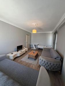 Μια τηλεόραση ή/και κέντρο ψυχαγωγίας στο FUAR Home +97 φωτογραφίες