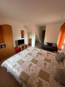 une chambre avec un grand lit dans une pièce dans l'établissement 4 Hordó - Panzió és Étterem, à Komárom