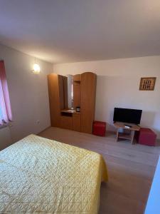 une chambre avec un lit et une télévision à écran plat dans l'établissement 4 Hordó - Panzió és Étterem, à Komárom 18 autres photos