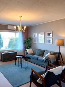 een woonkamer met een bank en een tafel bij Järvenranta in Jämsä