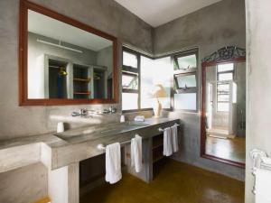 Ένα μπάνιο στο Villa Alizée - Boutique Hôtel Expérience - Idéal Couples & Pros - Piscine - Restaurant - Rooftop bar - Parking privé - 10min Port-Louis - Ambiance Tropical chic & authentique