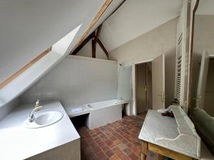 Koupelna v ubytování Ferme du Haute du Château + 31 fotografií