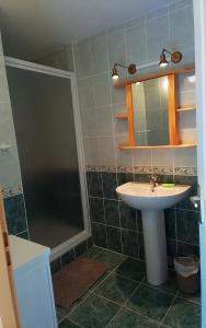 ein Badezimmer mit Waschbecken und Spiegel in der Unterkunft Chalet moderne à Formiguères de 80 m² avec terrasse in Formiguères + 11 Fotos