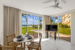 Μια τηλεόραση ή/και κέντρο ψυχαγωγίας στο Les appartements du Flamboyant vu sur le lagon