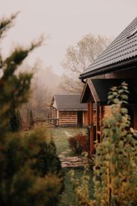 una baita di tronchi in mezzo a un cortile di Dom na Padole a Tylmanowa