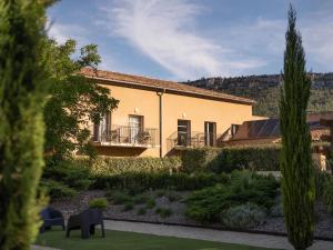 a house with a garden in front of it at Mercure Aix-En-Provence Sainte-Victoire in Châteauneuf-le-Rouge