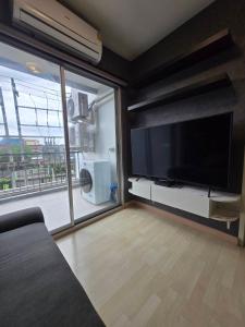 een woonkamer met een grote flatscreen-tv bij Infinity Blue, High Speed Wi-Fi, Soft bed in Udon Thani