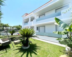 Κήπος έξω από το White House Kokas Luxury Apartments