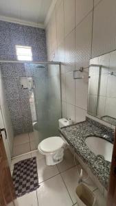 un bagno con wc, doccia e lavandino di Chalés do Atlântico a Salinópolis