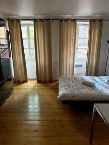 En eller flere senge i et værelse på Large appartment centre, cathedrale, marché noel