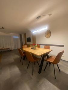 a dining room with a wooden table and chairs at Ferienwohnung-fein in Bad Sachsa