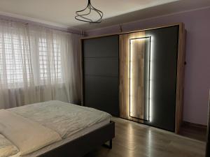 ein Schlafzimmer mit einem Bett und einer Schiebetür in der Unterkunft Big apartment for four in Klaipėda