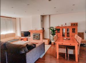 un soggiorno con un divano e un tavolo di Casa Villamor de Orbigo 