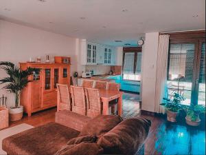 un soggiorno con un divano e un tavolo di Casa Villamor de Orbigo 