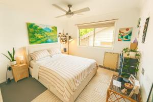 Un dormitorio con una cama y una ventana en Banora Point Family Retreat, Pool and Nature Reserve, en Kurrara 49 fotos más