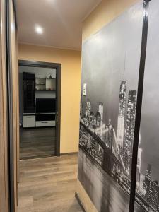einen Flur mit einem Wandbild einer Stadt in der Unterkunft Big apartment for four in Klaipėda