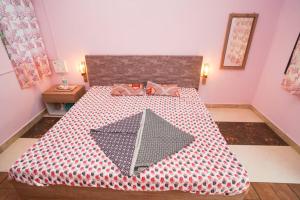 Ένα ή περισσότερα κρεβάτια σε δωμάτιο στο Kalpataru +2 φωτογραφίες