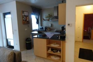 eine Küche mit einer Insel in der Mitte eines Raumes in der Unterkunft Barrierefreie Ferienwohnung mit Terrasse und überdachtem Grillplatz und Garten zur gemeinschaftlichen Nutzung in Osterbrücken