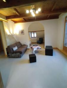 ein Wohnzimmer mit Sofa und Tisch in der Unterkunft Gite Noryema Chaleureux T1, 40m2 in Entraunes
