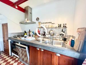 een keuken met een spoelbak en een fornuis bij COC - Villa Saint George in Wissant +38 foto's