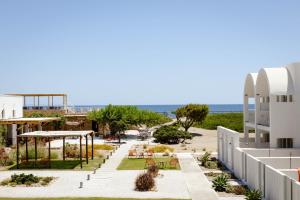 斯基罗斯岛ALERÓ Seaside Skyros Resort的从大楼屋顶上可欣赏到海滩景色