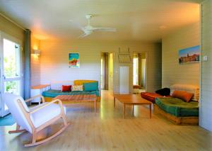 ein Wohnzimmer mit zwei Sofas und einem Tisch in der Unterkunft GASMED29 - Golfe de St-Tropez - Maison climatisée 3 chambres avec beau jardin et aperçu mer in Gassin