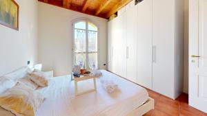 Ένα ή περισσότερα κρεβάτια σε δωμάτιο στο Borgo del Torchio C8 ByBookinggardalake