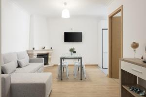 ein Wohnzimmer mit Sofa und Tisch in der Unterkunft Miral Beachside 4 - by HD Properties in Caliços