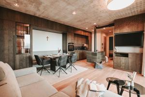 Una televisión o centro de entretenimiento en Alpin Chalet Dachsteinhaus