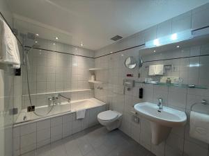 Koupelna v ubytování Hotel Germania + 208 fotografií