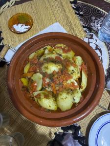 un bol brun de nourriture sur une table dans l'établissement Auberge Tafouyt, à Tamtetoucht