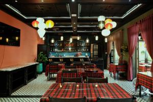 un restaurante con mesas y sillas y un bar en Indochine Hotel Hoi An, en An Bàn (2)