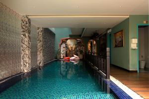 una piscina en medio de un edificio en Indochine Hotel Hoi An, en An Bàn (2)