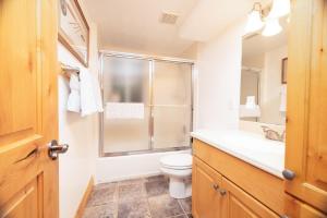 ein Badezimmer mit Toilette und Waschbecken und einem Fenster in der Unterkunft Slopeside in Brighton + 34 Fotos