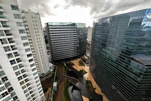 une vue de quelques grands immeubles d'une ville dans l'établissement Lindo flat no Vision de Brasilia, à Brasilia