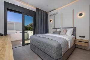 Ένα ή περισσότερα κρεβάτια σε δωμάτιο στο Amani Villa Lindos One +18 φωτογραφίες