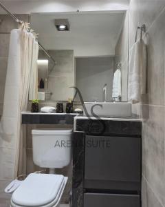 Un baño con un inodoro blanco y un lavabo. en Arena Suite LR, en La Rioja 7 fotos más